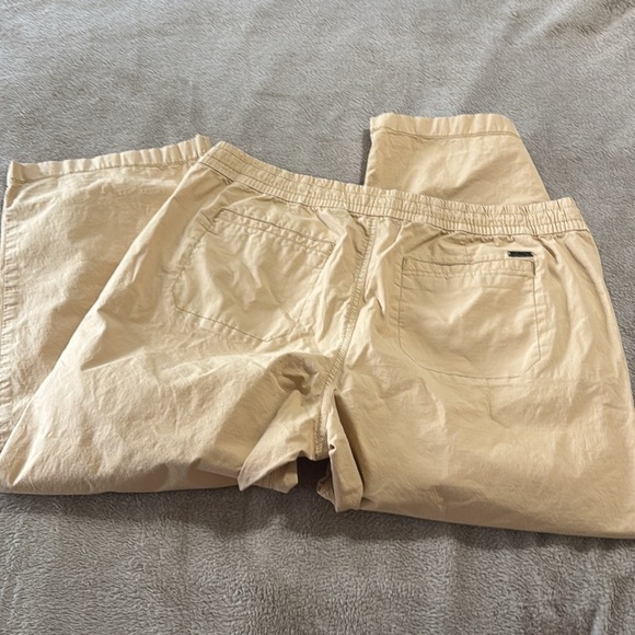 L.L. Bean Woman’s Pull on Ripstop Drawstring Khaki Ankle Pants - Picture 8 of 11